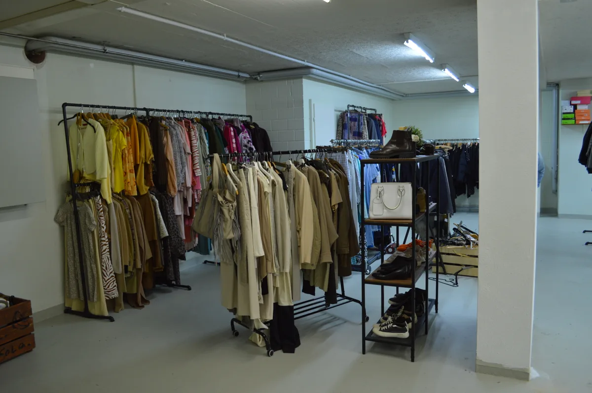 Der Showroom von Monkky, wo die Kleidung nach Farbe sortiert ist.